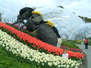 Illustration for article titled A domed city that holds an entire biosphere